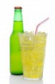 /album/fotogaleria/a12596519-una-botella-de-gaseosa-lima-limon-de-pie-detras-de-un-vaso-lleno-de-cubitos-de-hielo-soda-y-una-paja-jpg/
